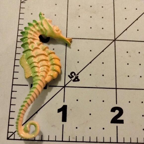 Vintage Seahorse Pin Brooch Green Orange Enamel Nautical Tropical Jewelry - Picture 2 of 5